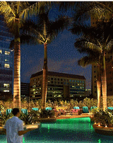 Four Seasons, Miami (Miami, FL) http://www.fourseasons.com/miami/ (auf Englisch)